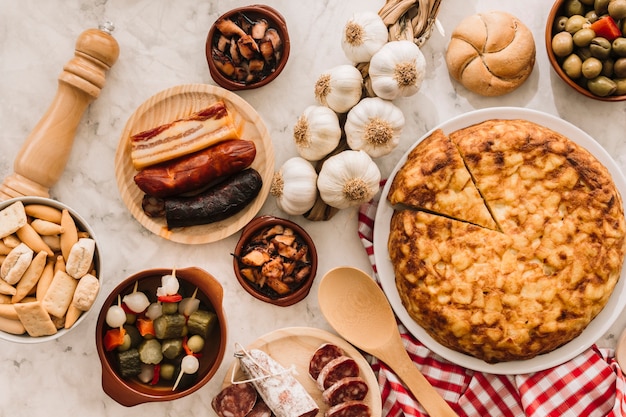 Colher e guardanapo perto de comida saborosa e especiarias