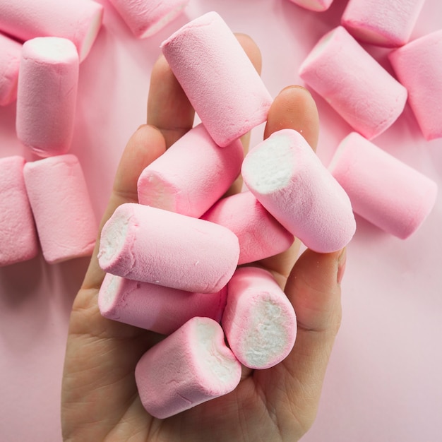 Colher mão segurando marshmallows