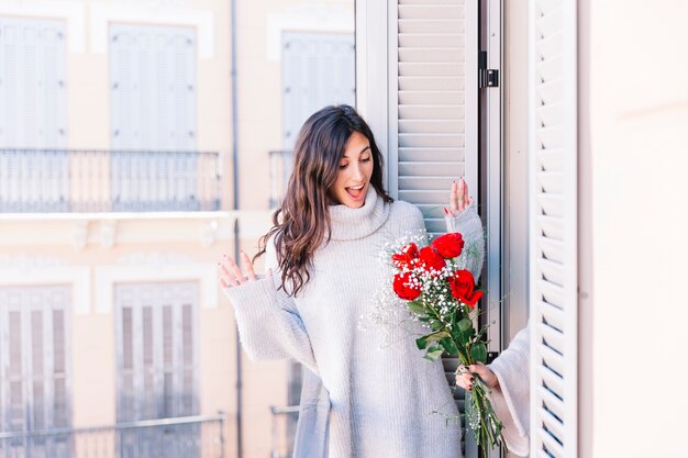 Colher mulher dando flores para namorada