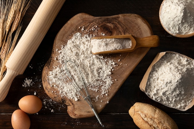 Foto grátis colher para ingredientes cheios de farinha