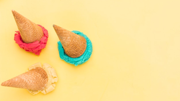 Colher sorvete de frutas brilhantes na superfície amarela