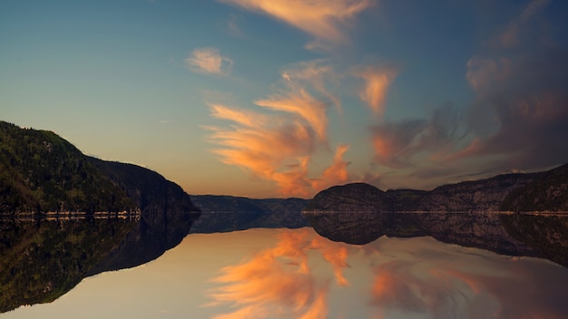 Foto grátis colinas ao lado do lago