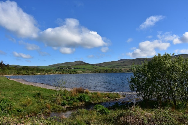 Colinas e terras agrícolas ao redor do reservatório de água Ennerdale no norte da Inglaterra