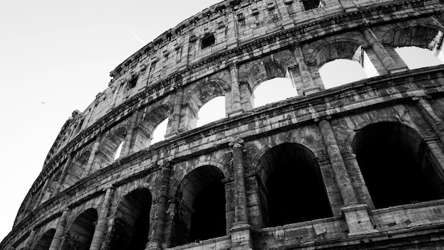 Coliseu preto e branco em Roma