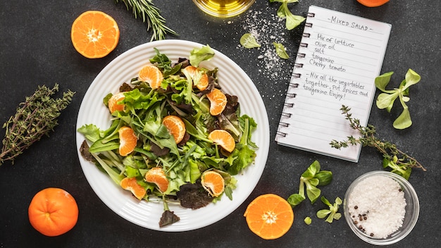 Colocação plana de ingredientes alimentares com salada