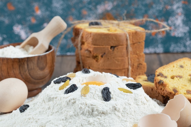 Colocando os ingredientes em uma mesa de madeira e fazendo uma torta