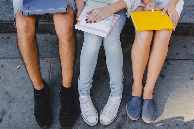 Foto grátis colocar estudantes com livro didático