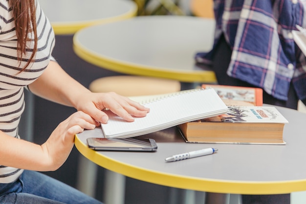 Foto grátis colocar estudantes na mesa