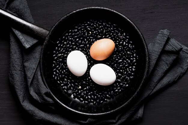 Foto grátis colocar ovos em sementes com frigideira