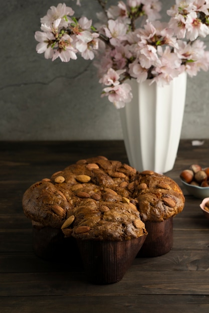 Foto grátis colomba com amêndoas e flores