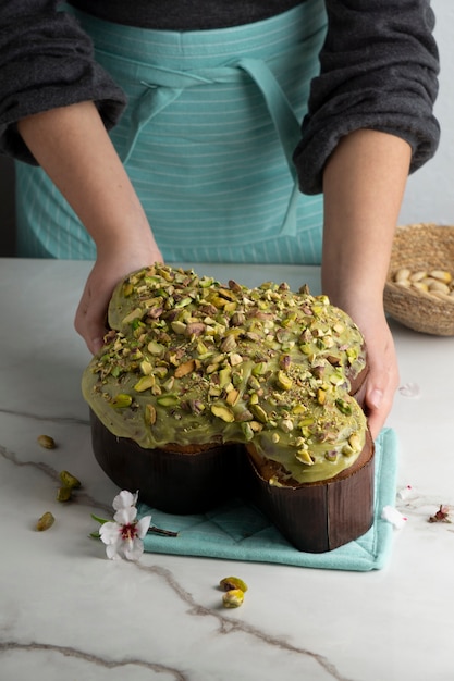 Colomba deliciosa de alto ângulo com pistache