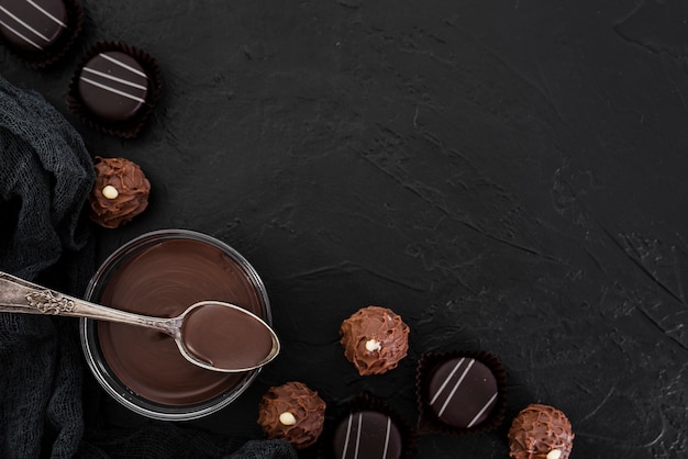 Foto grátis coloque o chocolate derretido e doces com espaço de cópia