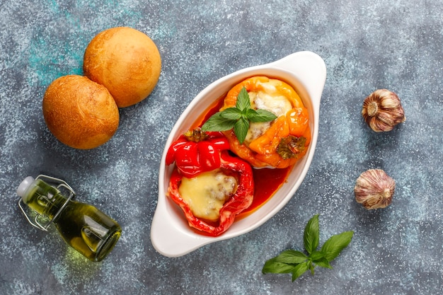 Colorido assado com queijo, pimentão recheado com carne picada.