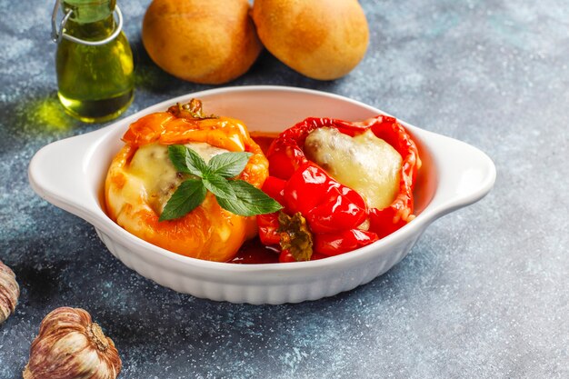 Colorido assado com queijo, pimentão recheado com carne picada.