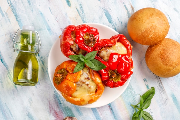 Colorido assado com queijo, pimentão recheado com carne picada.