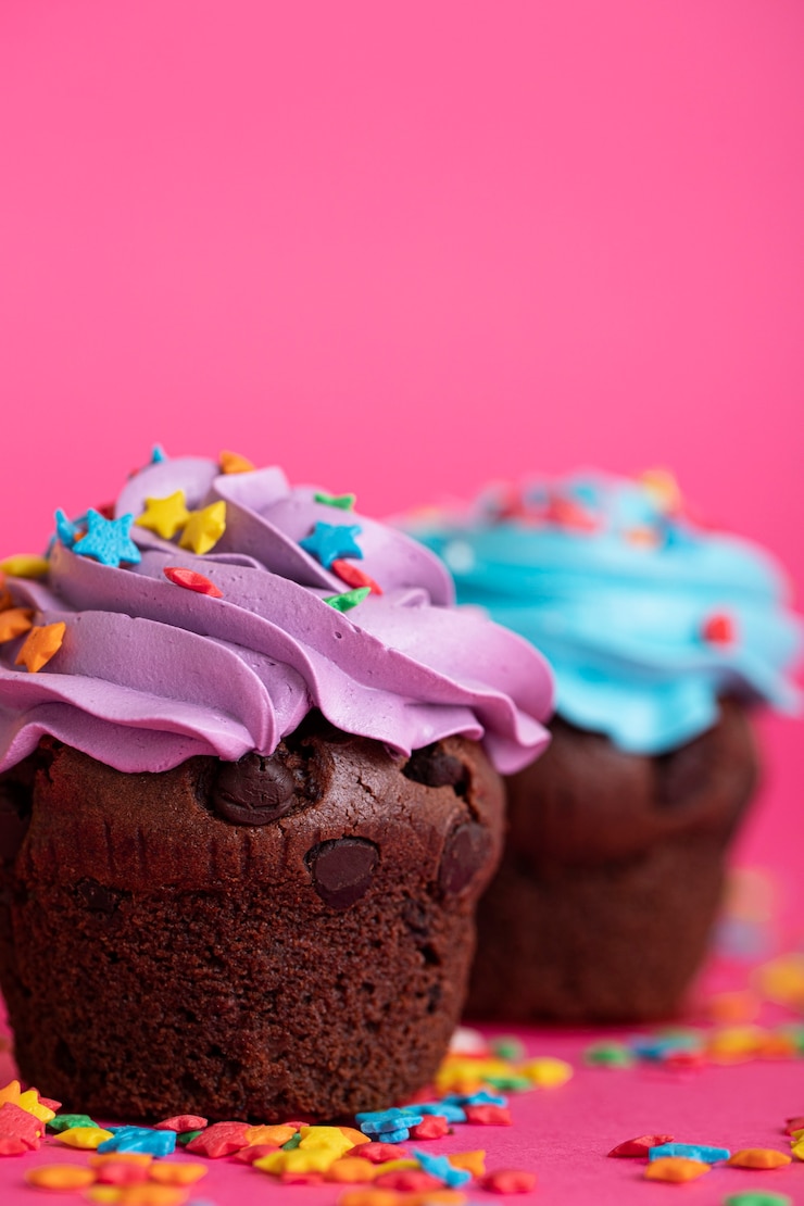 Foto grátis coloridos e deliciosos cupcakes cobertos de cobertura