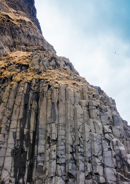 Colunas de basalto cinzento perto da praia de Reynisdrangar, na Islândia.