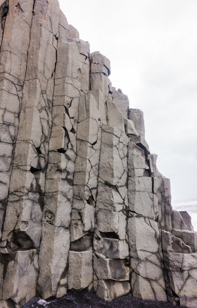 Foto grátis colunas naturais de areia do mar e linda