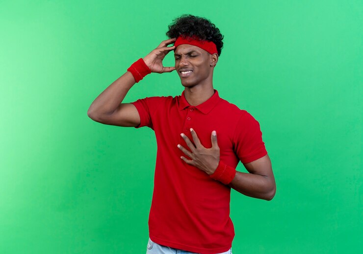 Foto grátis com os olhos fechados, jovem desportivo insatisfeito com bandana