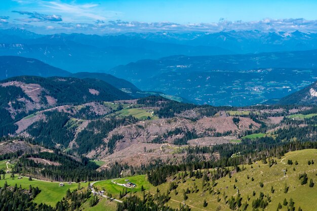 Com vista para as colinas e montanhas no Tirol do Sul, Itália