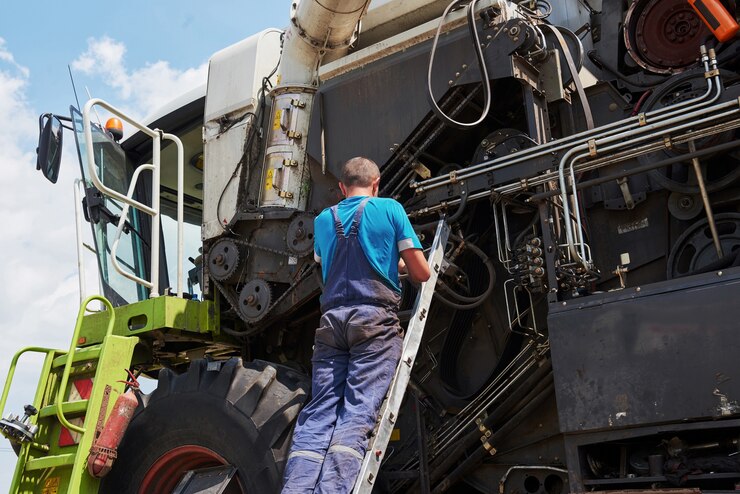 Foto grátis combine serviço de máquina, motor de reparo mecânico ao ar livre.