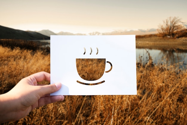 Foto grátis começando novo dia com papel perfurado xícara de café