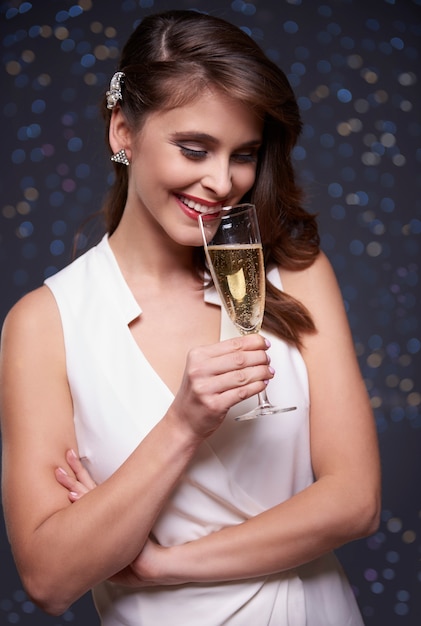 Foto grátis comemoração com taça de champanhe