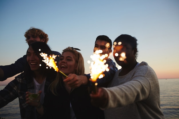 Foto grátis comemorando um evento momentâneo com amigos