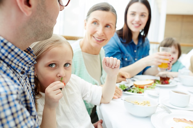 Foto grátis comendo lanche