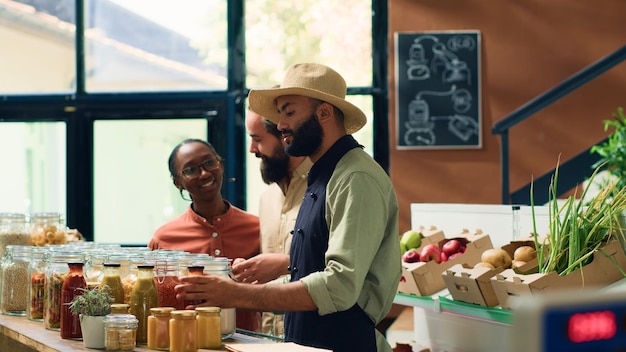 Foto grátis comerciante oferece alternativa alimentar biológica