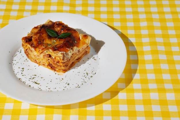 Foto grátis comida aduaneira no prato alto ângulo