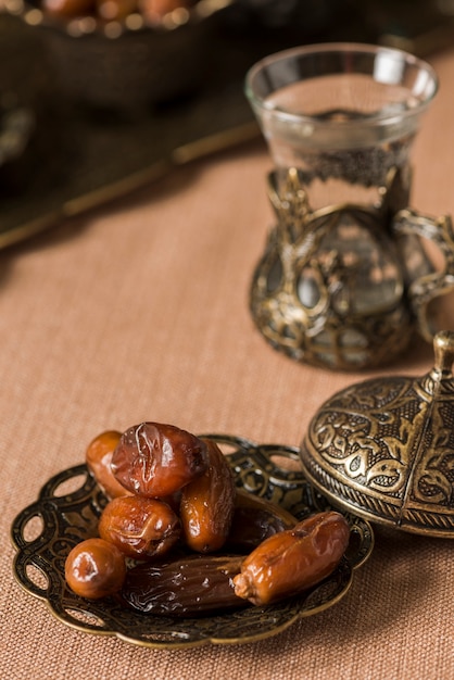 Foto grátis comida árabe para ramadan com datas