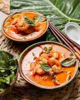 Foto grátis comida asiática com palitos de alto ângulo
