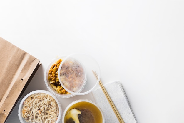 Foto grátis comida asiática em recipientes de plástico