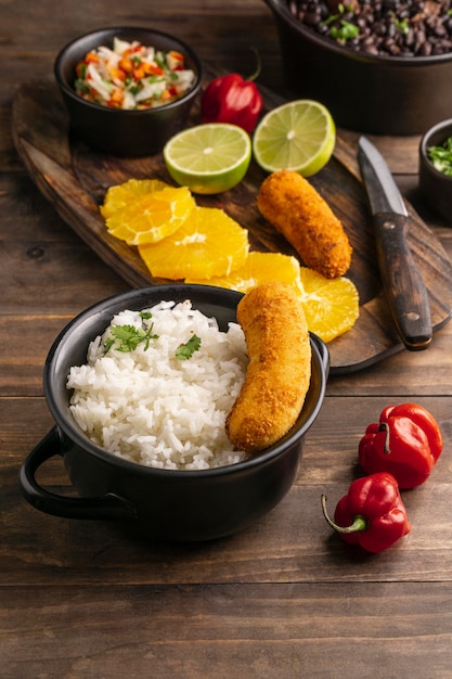 Foto grátis comida brasileira deliciosa de alto ângulo