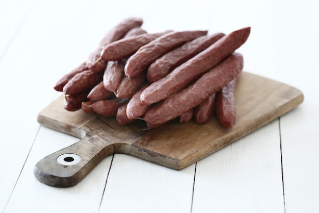 Comida, carne. Salsicha deliciosa em cima da mesa