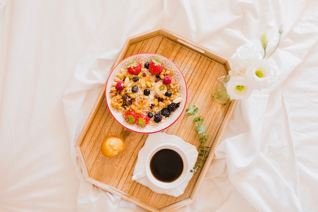 Foto grátis comida composta e flores na bandeja