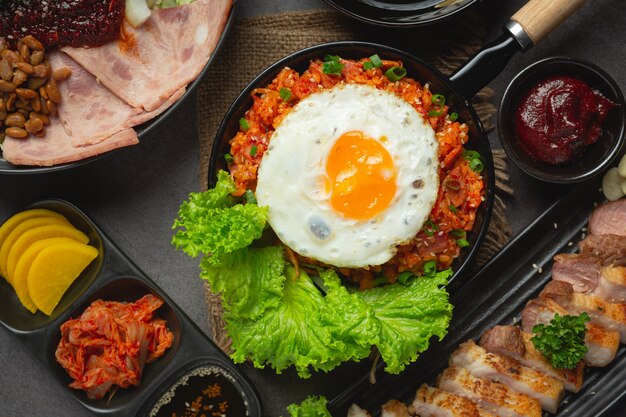 Comida coreana. arroz frito com kimchi servido com ovo frito