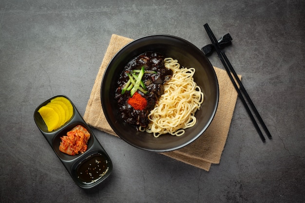 Comida coreana; jajangmyeon ou macarrão com molho de feijão preto fermentado