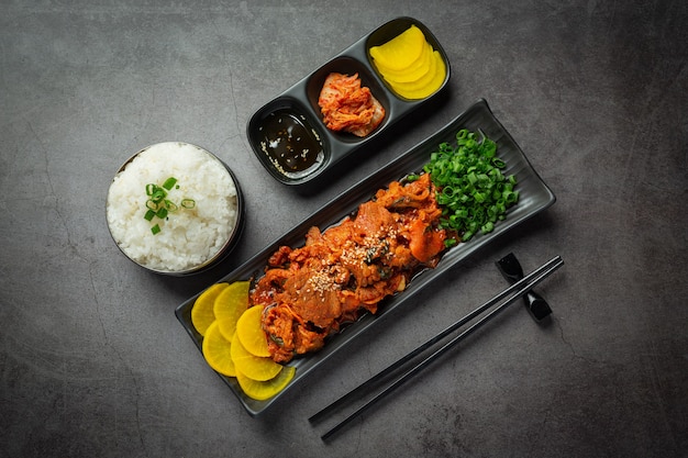 Comida coreana; Jeyuk Bokkeum ou carne de porco frita em molho de estilo coreano