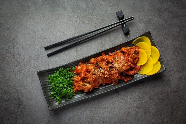 Comida coreana; Jeyuk Bokkeum ou carne de porco frita em molho de estilo coreano