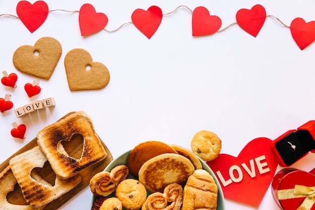 Foto grátis comida cozida e corações bonitos em branco