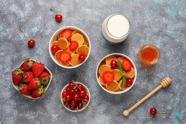 Comida da moda - cereal mini panqueca. pilha de panquecas de cereais com frutas