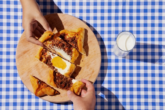 Foto grátis comida de alfândega na vista superior da placa de madeira