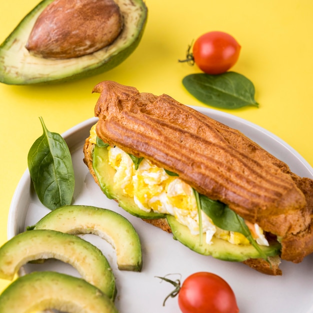 Comida de alto ângulo com ovos e legumes