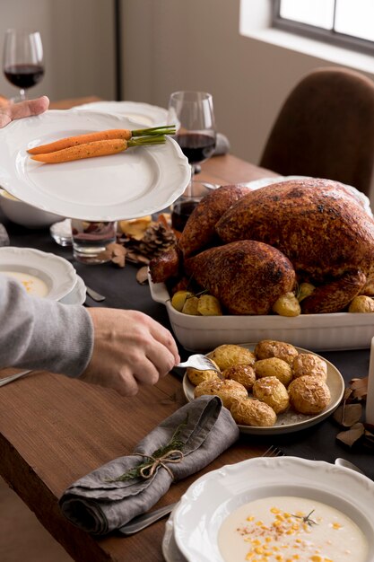 Comida de alto ângulo servida no dia de ação de graças