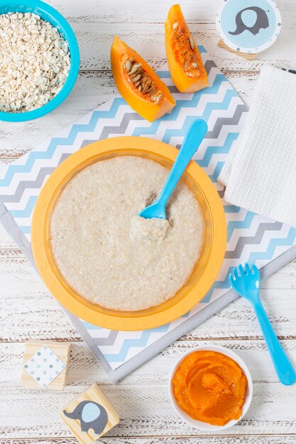 Comida de bebê plana leigos com fatia de abóbora