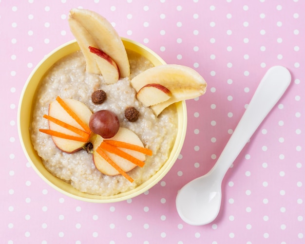 Comida de bebê plana leigos com fatias de maçã