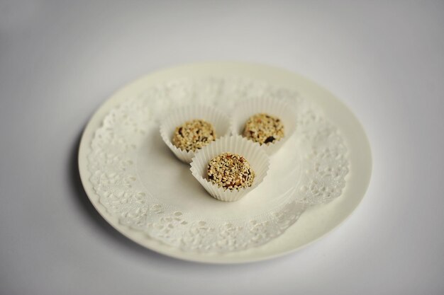 Foto grátis comida de bolos doces isolada em branco