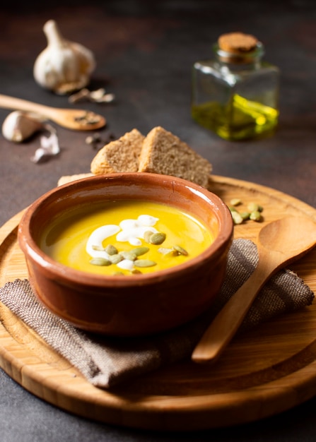 Comida de inverno com sopa cremosa de vegetais em tábua de madeira